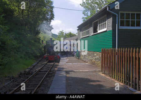 Talyllyn Zug mit viktorianischen Trainer an Dolgoch fällt Station Stockfoto