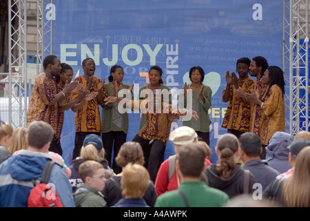 Afrikanischer Chor beim Edinburgh International Festival Fringe 2006 Stockfoto