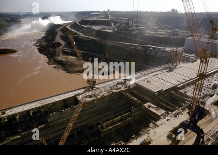 Gesamtansicht auf das Wasserkraftwerk Itaipu Staudamm paraguay Stockfoto