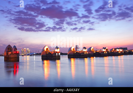 GB LONDON THAMES BARRIER UND CANARY WHARF Stockfoto