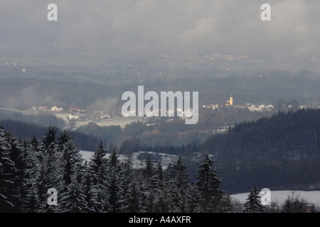 Dorf Winter Berg Deggendorf Bayern Bayerischer Wald Deutschland. Foto: Willy Matheisl Stockfoto