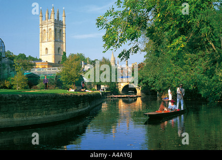Stechkahn fahren am Fluss Cherwell in der Nähe von Magdalen College, Oxford Stockfoto