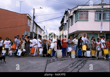 Erdbeben in Kolumbien 1999 - Menschen-Warteschlange für eine Wasserverteilung von organisiert durch die Stadtverwaltung in Armenien Stockfoto