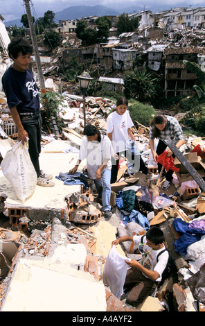 Erdbeben in Kolumbien 1999 - Kommissionierung durch den Trümmern ihrer Häuser für Kleidung, die noch getragen werden können, Armenien Stockfoto