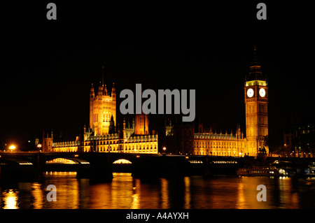 Blick vom Südufer der Themse gegenüber der Houses of Parliament und Big Ben in der Nacht in London, Vereinigtes Königreich Stockfoto