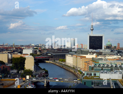 Blick aus dem Reichstag (Bundestag) in Berlin in Richtung Friedrichstraße Bahnhof und der Fernsehturm Stockfoto