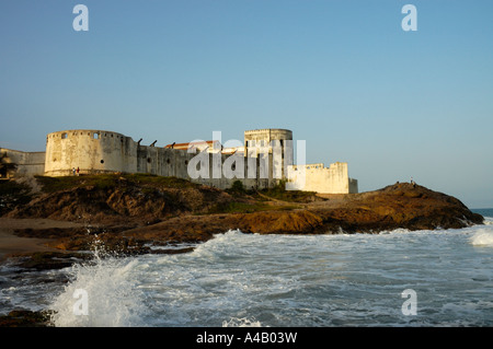 Blick auf Cape Coast Castle aus dem Meer in Cape Coast, Ghana, Afrika Stockfoto