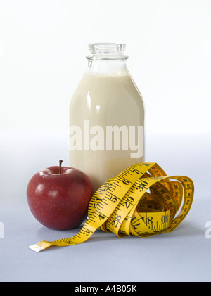 Flasche Milch, roten Apfel und Maßband Stockfoto