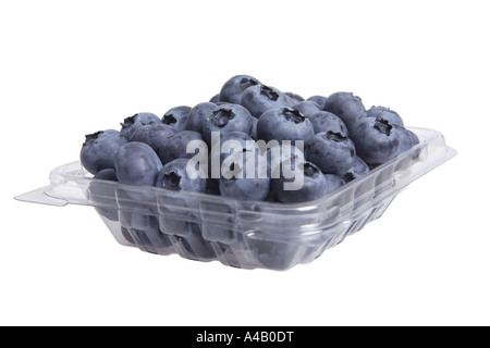 Heidelbeeren in Plastikbehälter ausgeschnitten auf weißem Hintergrund Stockfoto