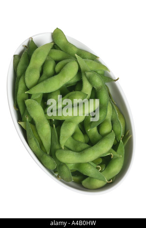 Frische Sojabohnen auf weißem Hintergrund ausschneiden Stockfoto