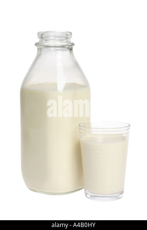 Flasche und Glas Sojamilch ausgeschnitten auf weißem Hintergrund Stockfoto