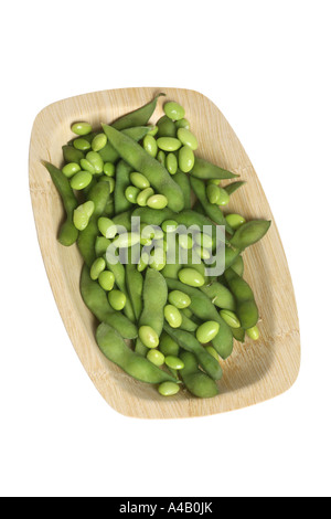 Edamame auf Bambus Tablett Ausschneiden auf weißem Hintergrund Stockfoto