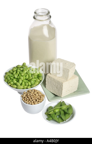 Edamame, getrocknete Sojabohnen, frische Sojabohnen, Sojamilch und Tofu ausgeschnitten auf weißem Hintergrund Stockfoto