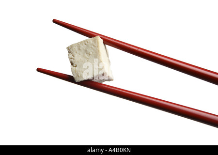 Essstäbchen mit Tofu auf weißem Hintergrund ausschneiden Stockfoto