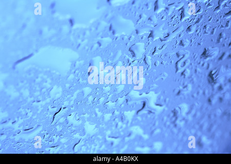 Wassertropfen auf der Glasoberfläche Stockfoto