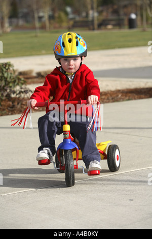 Zwei Jahre alten Jungen ein Dreirad fahren. Stockfoto