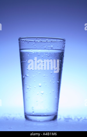 Glas mit kaltem Wasser Stockfoto