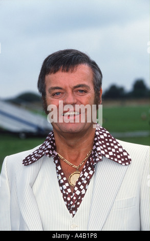 Tony Blackburn veteran Discjockey gekleidet wie ein 70er Jahre Medaillon Mann Stockfoto