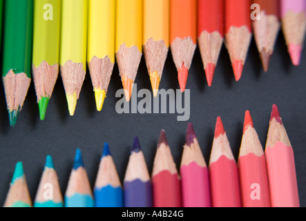 Buntstifte in Reihen auf einem schwarzen Hintergrund angeordnet Stockfoto