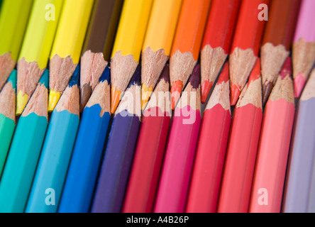 Buntstifte in die gegnerischen Reihen angeordnet Stockfoto