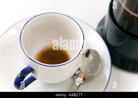 Nahaufnahme einer gebrauchten leere Kaffeetasse mit Teil voll Getränketablett Stockfoto