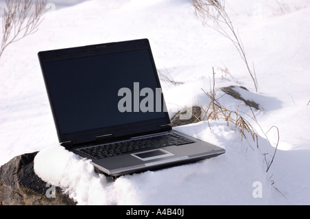 Laptop auf Schnee Stockfoto