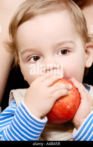 Niedlichen kleinen Jungen mit einem Apfel Stockfoto