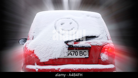 Auto mit Schnee bedeckt Stockfoto