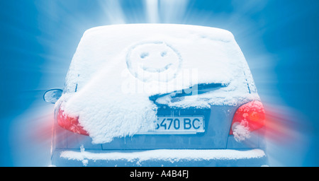 Auto mit Schnee bedeckt Stockfoto