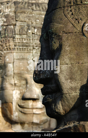 Riesigen steinernen Gesichter der Bodhisattva Lokesvara von Bayon Tempel in Angkor Gebiet in der Nähe von Siem Reap, Kambodscha Stockfoto