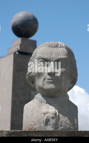 Büste von Charles Marie De La Condamine vor dem Denkmal Mitad del Mundo am Äquatorlinie in der Nähe von Quito, Ecuador Stockfoto