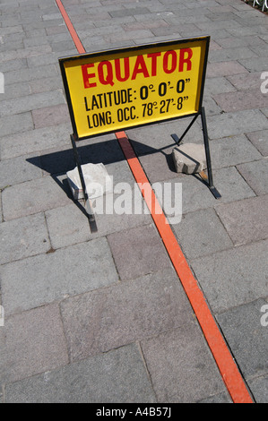 Symbolische Äquatorlinie am Fuße des Denkmals Mitad del Mundo (Mitte der Welt) in der Nähe von Quito, Ecuador Stockfoto
