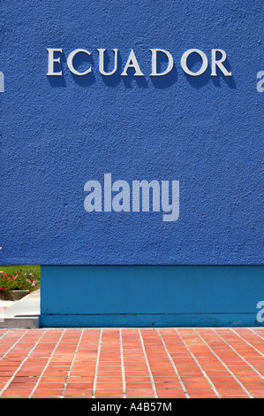 Riesige Inschrift "Ecuador" in der dunklen blauen Wand in der Nähe von Quito, Ecuador Stockfoto