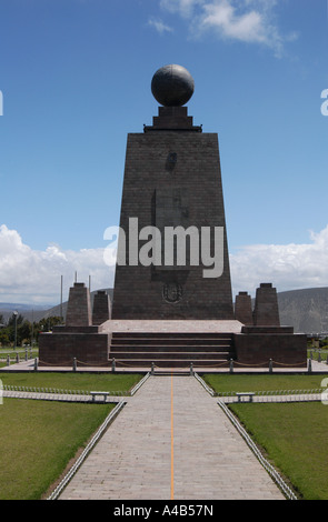 Denkmal Mitad del Mundo (Mitte der Welt) auf dem Äquator in der Nähe von Quito, Ecuador Stockfoto