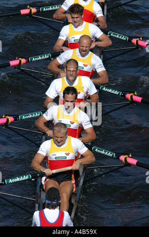 Rudern, Team Rudern weiter voran während einer Regatta an der Moldau in Prag, Tschechische Republik, am 24. September 2006 Stockfoto