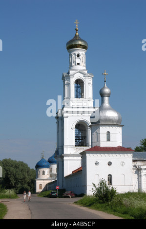 Bell Tower und Festung Wänden Jurjew-Kloster (St.-Georgs Kloster) in der Nähe von Weliki Nowgorod, Russland Stockfoto