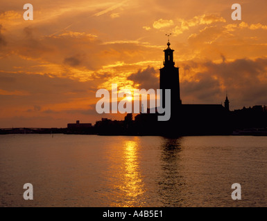 Stadshus (Rathaus) von Evert Taubes Terrass, Riddarholmen, gesehen bei Sonnenuntergang, Stockholm, Schweden. Stockfoto