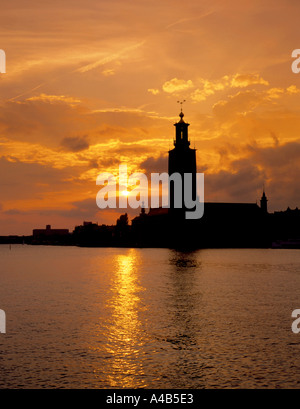 Stadshus (Rathaus) von Evert Taubes Terrass, Riddarholmen, gesehen bei Sonnenuntergang, Stockholm, Schweden. Stockfoto