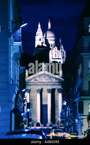 Kirche von Sacre-Coeur auf Hügel in der Nacht Stockfoto