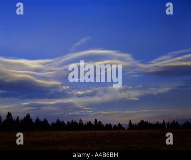 Spektakuläre linsenförmige Wolken schweben über eine Idaho-Szene Stockfoto