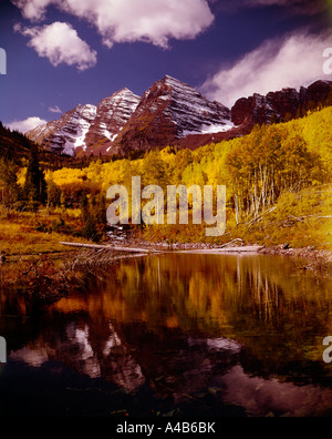 In der Nähe von Aspen in Colorado die Maroon Bells gefärbten Spitzen Aufstieg ab Herbst aspen Waldungen Stockfoto