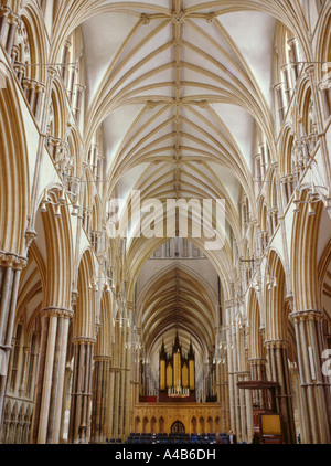 Blick entlang dem Hauptschiff der Kathedrale von Lincoln, Lincoln, Lincolnshire, England, UK. Stockfoto