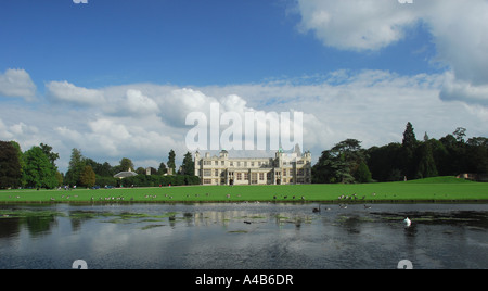 Ein Blick auf Audley End House aus über den See. In der Nähe von Saffron Walden in Essex Stockfoto