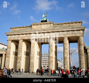 Brandenburger Tor an einem sonnigen Tag Stockfoto