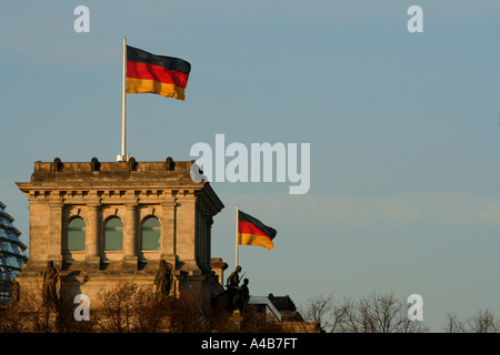 Deutsche Flaggen wehten im Wind über der Reichtages Berlin Deutschland Stockfoto