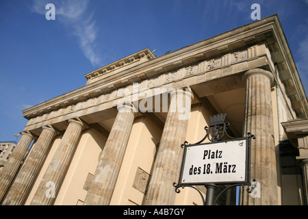 Brandenburger Tor mit Platzt des 18 März Schild Stockfoto