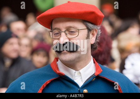 Mann in Tracht, Hirten und Kindermädchen parade (Nineras y Pastores) Parte Viaje Donostia San Sebastian, Pais Vasco, Spanien Stockfoto