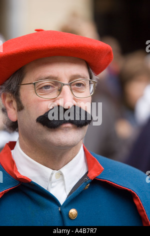 Mann in Tracht, Hirten und Kindermädchen parade (Nineras y Pastores) Parte Viaje Donostia San Sebastian, Pais Vasco, Spanien Stockfoto