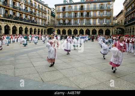 Tänzer, Hirten und Kindermädchen parade (Nineras y Pastores) Plaza Verfassung, Pais Vasco, Donostia-San Sebastián, Spanien Stockfoto