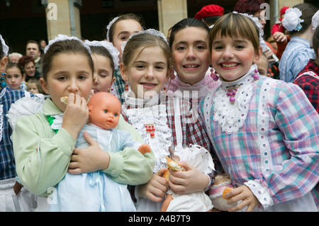 Mädchen in Tracht mit Puppen, Hirten und Kindermädchen Parade, Parte Viaje Donostia-San Sebastian, Baskenland. Stockfoto